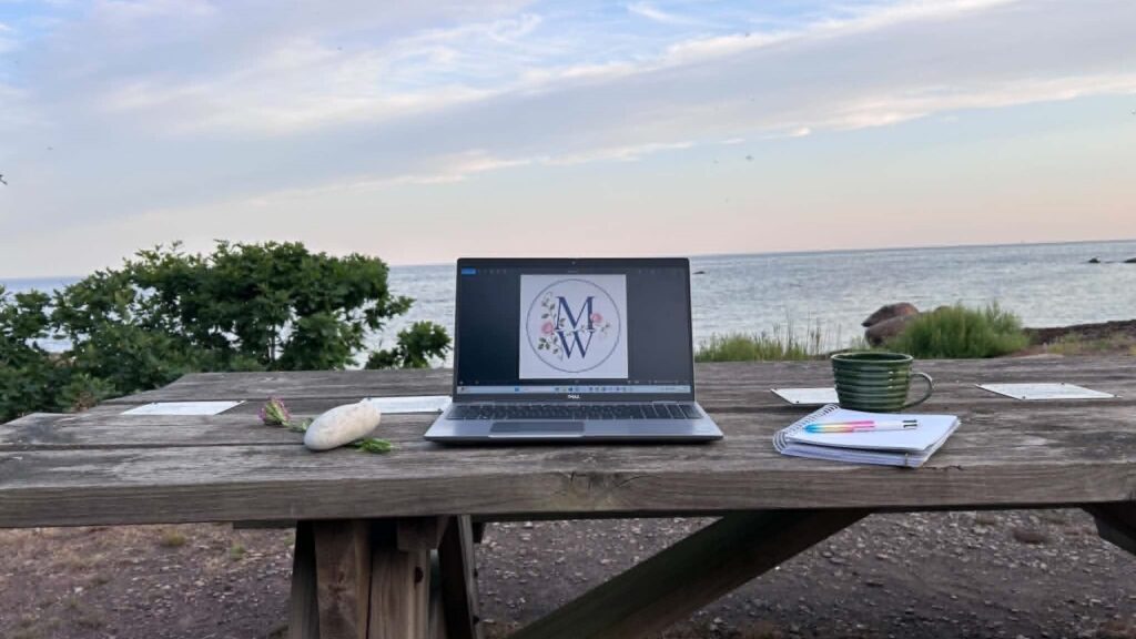 Bild på dator med havet i bakgrunden på Öland